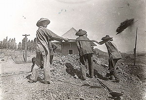 chinese-rail-workers_s