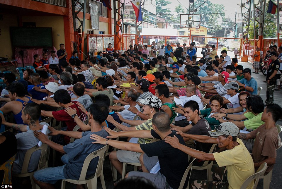 364B569800000578-0-Filipino_suspected_drug_users_and_pushers_participate_in_exercis-a-33_1468573236134