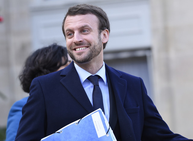 French Economy minister Emmanuel Macron leaves the Elysee Palace after the weekly cabinet meeting on January 4, 2016 in Paris. AFP PHOTO / LIONEL BONAVENTURE / AFP / LIONEL BONAVENTURE