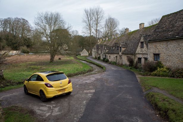 Photo-bombing-Yellow-Car-in-Bibury