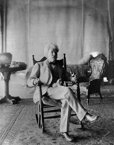 Mark-Twain-with-his-cats-01