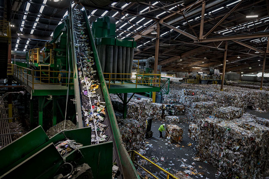 plastic-crisis-impact-on-wildlife-national-geographic-june-issue-cover-2-5afd85720c31e__880