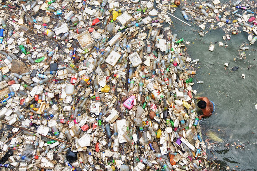 plastic-crisis-impact-on-wildlife-national-geographic-june-issue-cover-21-5afd8541555fe__880