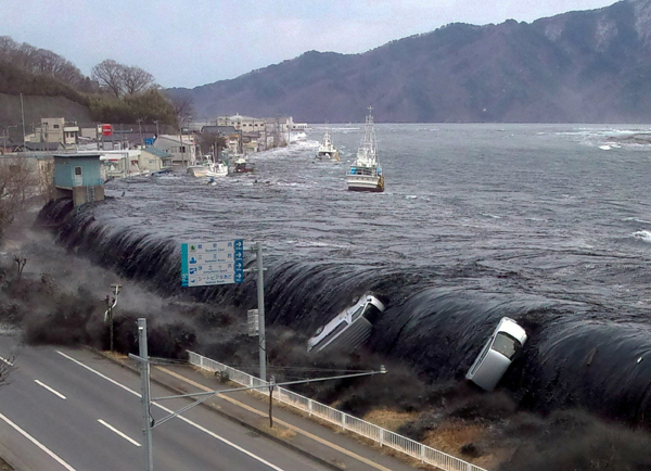 岩手県宮古市の堤防を乗り越えた大津波