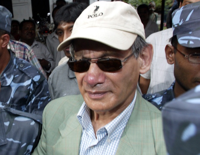 THE NOTORIOUS SERIAL KILLER CHARLES SOBHRAJ COMES OUT OF KATHMANDU DISTRICT COURT AFTER BEING LIFE ...