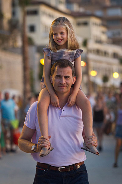 Spanish Prince Felipe and his daughter Leonor walk in Port Soller on Mallorca island on August 6, 2012. The Royal Family spends its traditional summer holidays at the Marivent Palace on the island. AFP PHOTO/ Jaime REINA (Photo credit should read JAIME REINA/AFP/GettyImages)