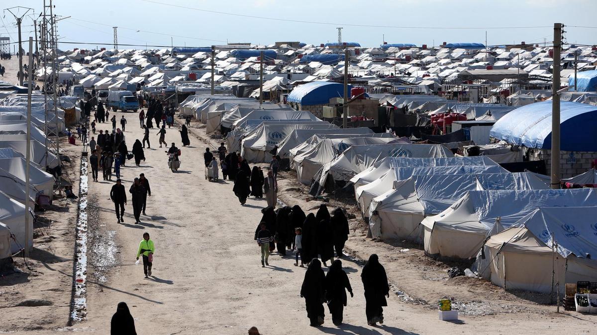 Women-walk-through-al-Hol-displacement-camp-in-Hasaka-governorate