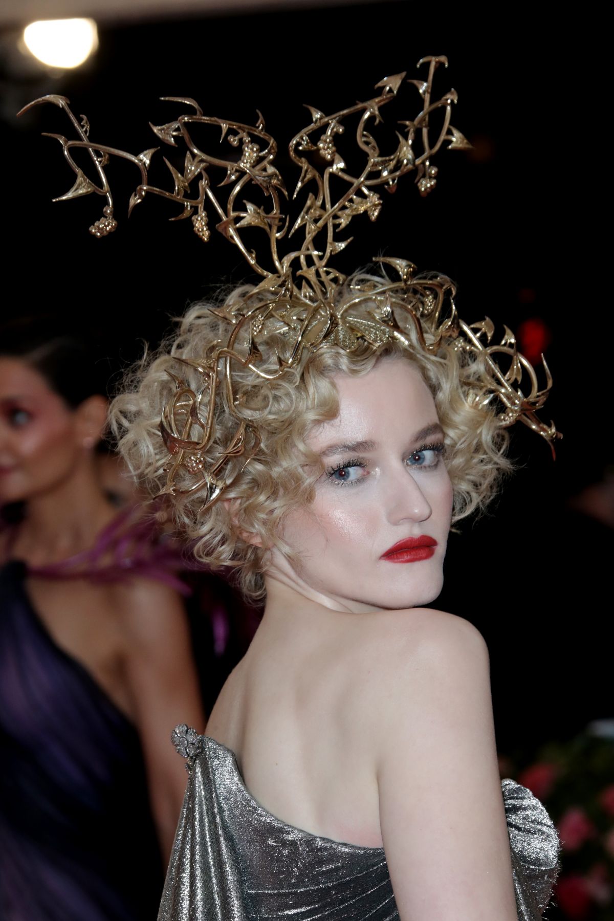 julia-garner-at-2019-met-gala-in-new-york-05-06-2019-2