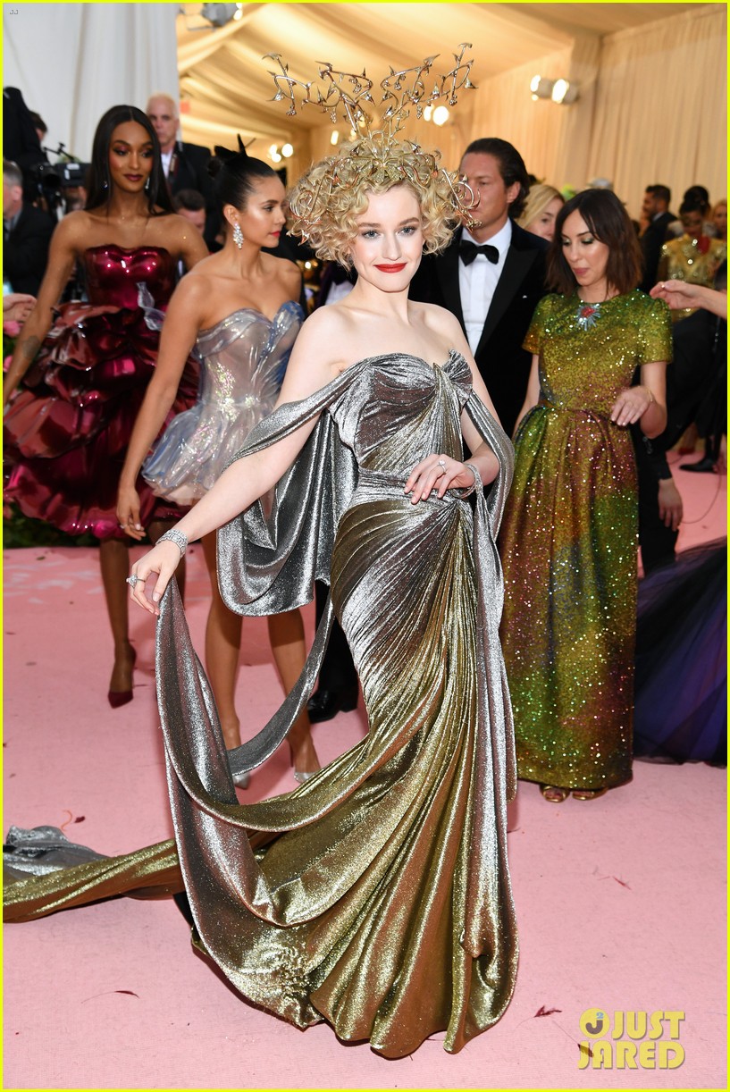 riley-keough-and-julia-garner-dazzle-at-met-gala-2019-02