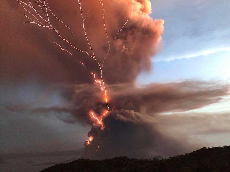 191201-taal-volcano-eruption_16f9994bb70_original-ratio