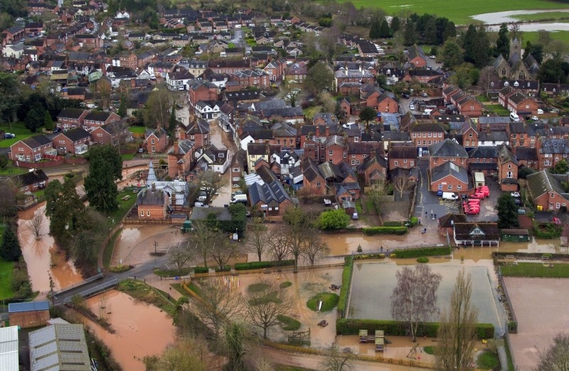 英格蘭小鎮坦伯里韋爾斯 Tenbury Wells）在17日仍是嚴重淹水的狀態.jpg